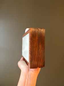 Bolso de mano tipo clutch de resina epoxi con cierre magnético para mujer, con logo personalizable, modelo escultura, impermeable, para boda, de UO - Product Image 4