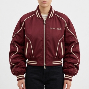 Chaqueta Bomber de Satén Borgoña para Mujer con Ribete en Contraste, Paneles Curvos en las Mangas, Cuello y Puños Acanalados, Bolsillos con Cremallera, Suministro al por Mayor Personalizado - Product Image 1