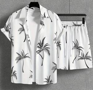 Camisa de manga corta con botones y estampado de palmeras blancas y negras para hombre, conjunto de 2 piezas con pantalones cortos a juego, atuendo informal hawaiano para la playa - Product Image 1