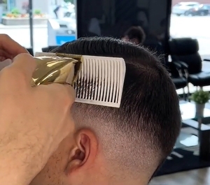 Peine profesional de peluquería para corte degradado, resistente al agua, con dientes de plástico para un corte degradado fácil, para uso en salones de belleza y barberías. - Product Image 4