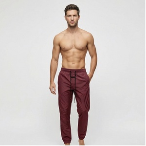 Pantalones impermeables de nailon con estampado de logotipo personalizado Popular de primavera, pantalones cortavientos de alta calidad para hombre, pantalones para correr con forro de malla - Product Image 1