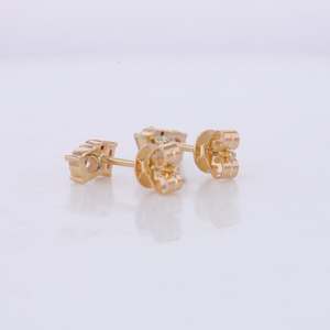 Pendientes Pequeños de Plata de Ley 925 con Tres Piedras de Circonita Cúbica de Corte Baguette Brillante y Geométrico de Moda para Boda - Product Image 3