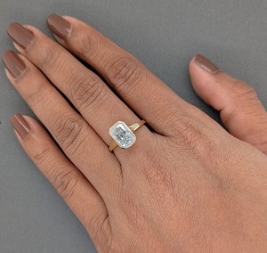 Bague solitaire Lurba Jewels en moissanite taille radiant 2 carats, sertie clos, or 14 carats, cadeau de fiançailles, de mariage ou d'anniversaire - Product Image 2