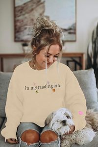 เสื้อสเวตเชิ้ตคอกลมโอเวอร์ไซส์พิมพ์ลายผ้าฝ้ายยูนิเซ็กซ์ทรงปกติสำหรับฤดูใบไม้ผลิ ยี่ห้อ In My Reading Era - Product Image 4