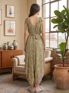 Vestido Dhoti Estampado Floral Verde para Mujer, Sin Mangas, Cuello en V, Poliéster, Estilo Occidental Contemporáneo - Product Image 4