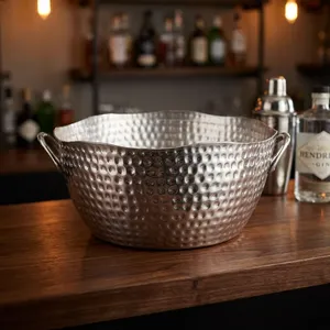 Bañera grande de aluminio con diseño martillado para fiestas, con borde festoneado ondulado y asas laterales de metal para enfriar bebidas en fiestas. - Product Image 6