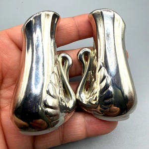 Ensemble décoratif de salière et poivrière en métal argenté, design cygne, de qualité supérieure, pour la maison, la salle à manger et la décoration de table, provenant d'Inde. - Product Image 2