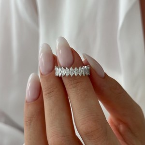 Anillo de media eternidad con diamantes cultivados en laboratorio de corte marquesa de 1.7 TCW, anillo de boda marquesa de oro blanco macizo de 14k - Product Image 2