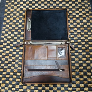 Nuevo Portafolio de Cuero Genuino Vintage en Oferta, con Estampado Floral, Cierre de Hebilla, Color Bronceado, Multiusos, para Todas las Temporadas, Uso Diario - Product Image 4