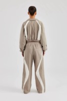 Ensemble sur mesure pour femme, coupe oversize, comprenant un coupe-vent à capuche zippé et un pantalon, en 100% nylon uni, avec dentelle vintage, broderie et strass, de qualité supérieure