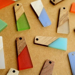 Pendentif de collier en bois massif et résine, fait main, avec breloque tendance, best-seller - Product Image 4