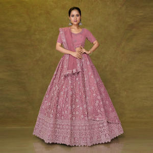 Ensemble Lehenga Choli en tulle avec broderie filigranée sur toute la surface, jupe évasée circulaire, chemisier coordonné et dupatta transparent – Tenue de fête - Product Image 2