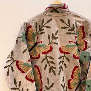 Chaqueta de terciopelo Suzani de lujo hecha a mano con bordado de mariposas, abrigo bohemio llamativo para festivales, blazer con toque artístico. - Product Image 6