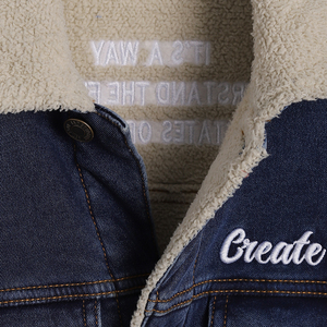 เสื้อแจ็คเก็ตยีนส์ลำลองผู้ชาย สีเดนิมฟอกกลาง ผ้าฝ้าย 98.5% ผ้ายืด 1.5% ซับในเชอร์ปา สวมใส่สบาย พร้อมรับผลิตแบบ Private Label - Product Image 6