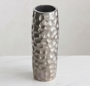 Jarrón de Metal Plateado con Textura Martillada, Cilíndrico Alto, Ideal para Decoración Floral de Mesa en Hogares Sofisticados - Product Image 1
