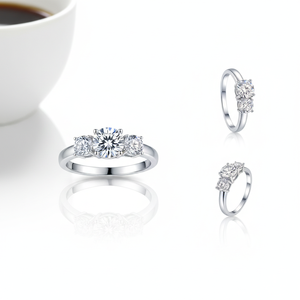 Anillo de compromiso y promesa de plata 925 con baño de rodio, diseño clásico y moderno, con tres diamantes de moissanita, ideal para bodas, aniversarios y fiestas. - Product Image 3