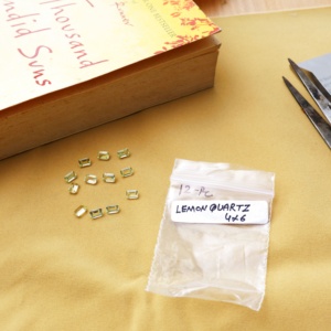 Lot de 12 pierres précieuses en quartz citron naturel, taille émeraude 4x6mm, jaune clair, pierres lâches, effet de couleur, certifiées par un tiers - Product Image 4