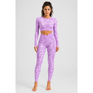 Ensemble de yoga pour femmes de haute qualité : haut à manches longues et leggings taille haute respirants, extensibles et écologiques pour l'entraînement en salle de sport - Product Image 1