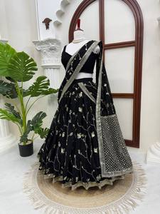 Ensemble Lehenga en velours noir brodé, dupatta en filet orné de fleurs et de perles, tenue de mariage sans manches style Banarasi - Product Image 5