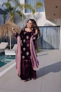 Ensemble tailleur pantalon élégant pour femme en velours peluche avec fil doré, tunique, pantalon évasé, garniture ajourée scintillante et col en V croisé - Product Image 4