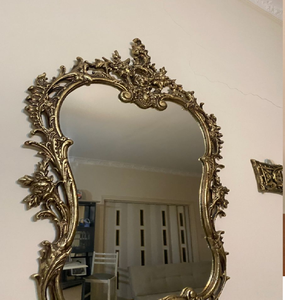 Miroir de courtoisie doré scintillant avec décorations en volutes complexes, disponible à prix de gros pour une touche glamour. - Product Image 4