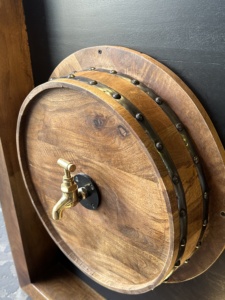 Conjunto de Muebles de Bar de Madera, Estación de Bebidas Industrial con Barril de Vino, Mostrador de Bar Independiente con Estante de Exhibición - Product Image 6