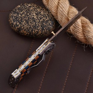 Cuchillo plegable de cobre damasco forjado a mano con mango de madera, clip de bolsillo y funda de cuero, cuchillo de caza EDC personalizado CuMai. - Product Image 2
