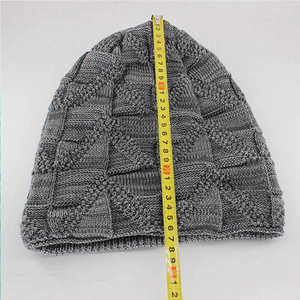Bonnet tricoté personnalisé pour adulte, vente en gros OEM, bonnet d'hiver fabriqué au Pakistan, bonnet chaud, bonnet à logo imprimé, bonnet d'hiver jacquard tendance - Product Image 5