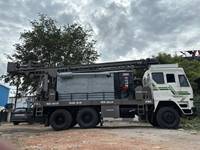 Foreuse rotative montée sur camion d'occasion pour puits d'eau, profondeur de forage maximale 2000m, moteur diesel, crochet de fixation pour l'Égypte et l'Inde, pour mines