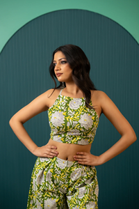 Conjunto coordinado Sukoon Tropical Green de algodón con estampado floral, top corto y pantalones de pierna ancha |   Ropa Ligera de Verano para Mujer, Estilo Casual Diario - Product Image 3