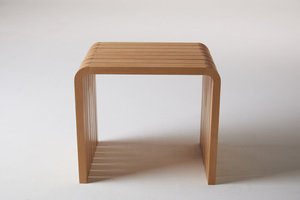 Mesa Auxiliar Moderna de Madera Maciza Curvada con Estante Abierto para Libros, Mueble Compacto para Sala de Estar que Ahorra Espacio - Product Image 3