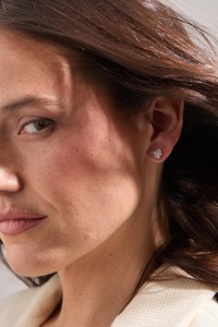Pendientes de Oro Blanco de 14k con Diamantes Cultivados en Laboratorio en Forma de Corazón - Product Image 2