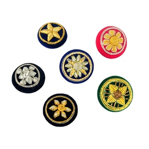 Botones de lingote de 25mm de diámetro bordados a mano fabricados en India, diseño y tamaño personalizados disponibles - Product Image 1
