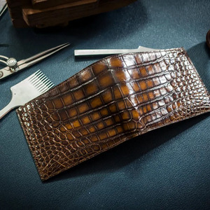 Cartera de Cuero con Patrón de Cocodrilo Hecha a Mano para Hombre, Delgada, con Protección RFID, Estilo Formal, Accesorios de Vestir para las Cuatro Estaciones, en Venta - Product Image 2