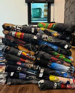 เสื้อยืดลายกราฟิกวงดนตรีป๊อปสไตล์วินเทจยุค 90 มีจำหน่ายจำนวนมาก เสื้อผ้ามือสองนำเข้าจากอเมริกา เสื้อยืดผ้าฝ้ายสำหรับฤดูร้อน - Product Image 1