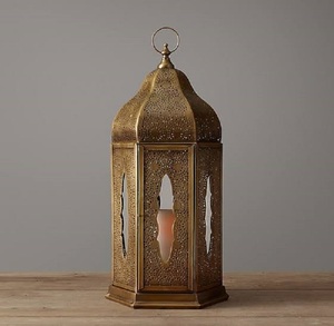 Lanterne suspendue de style marocain de luxe en fer doré, porte-bougie décoratif en métal ajouré fait main, écologique et personnalisable - Product Image 1