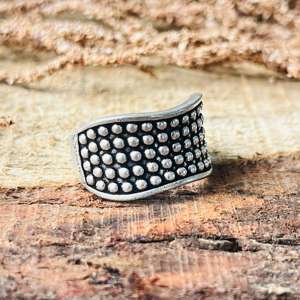 Bague géométrique cloutée large pour homme, en laiton minimaliste, finition argent oxydé, bijou tendance, vente en gros - Product Image 3