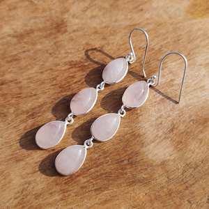 Pendientes Elegantes de Cuarzo Rosa con Triple Gota de Piedra Preciosa Rosa, Joyería Plateada - Product Image 5