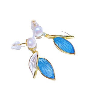 Ensemble de bijoux élégants en perles d'eau douce bleues de la boutique originale, comprenant des boucles d'oreilles pendantes en forme de feuille, une bague avec chaîne, des colliers fins - Product Image 5