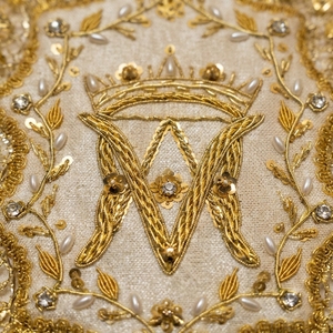 Broche de revers maçonnique personnalisée en métal doré, émail souple, motif floral, souvenir - Product Image 3