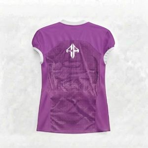 Camiseta de Fútbol Americano para Hombre con Cuello en V, Material de Impresión por Transferencia de Calor, 100% Poliéster, por RIVIAN ATLANTIC - Product Image 3
