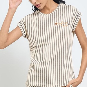 เสื้อยืดคอกลมลายทางปักลายด้านหน้า สไตล์ลำลองสำหรับผู้หญิง ทรงปกติ แขนสั้น ผ้าทอ ขายดี - Product Image 1