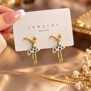 Pendientes de botón de bailarina de dibujos animados chapados en oro con esmalte y detalles de diamantes de imitación, joyería de moda linda para mujeres y niñas, regalo perfecto - Product Image 2