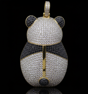 Pendentif personnalisé en forme de panda assis, serti de diamants, fabriqué à la main en or jaune 14 carats avec micro-pavé de diamants blancs et noirs - Product Image 3