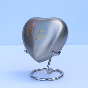 โกศทองเหลืองคุณภาพสูงสำหรับใส่เถ้ากระดูกสัตว์เลี้ยง รูปหัวใจสลักลาย โกศเผาศพสัตว์เลี้ยง รูปหัวใจทองเหลือง/ดีบุก ทำด้วยมือ โกศรูปอุ้งเท้าสัตว์เลี้ยง - Product Image 5