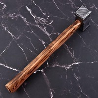 Marteau en acier Damas forgé à la main avec manche en bois – Marteau de forgeron robuste pour le forgeage, le travail des métaux et l'utilisation industrielle