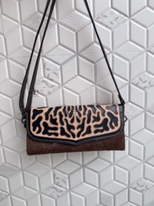 Nuevo y Último Modelo 2026: Cartera de Cuero Tallada a Mano con Pelo de Vaca, Estilo Western, Multiusos, para Mujer, Uso Diario - Product Image 1