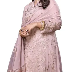 シックなパキスタン & インドのドレスで2024年にあなたのスタイルを誇示し、一流の品質と重い刺繍を提供します