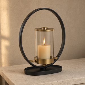 Farol de metal de latón antiguo de primera calidad con un marco contemporáneo alto y elegantes paneles de vidrio diseñados para crear un ambiente cálido y lujoso. - Product Image 2