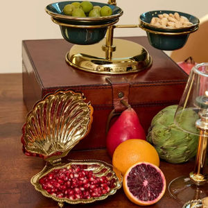 Elegante Bandeja de Exhibición de Latón Martillado para Regalos de Boda y Colección de Regalos Corporativos - Product Image 1